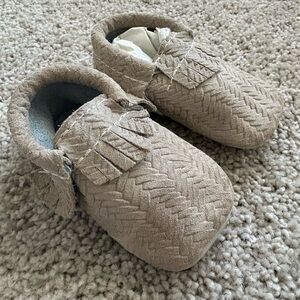 Freshly Picked Suede and Leather Baby Moccasins Light Gray Shoe
